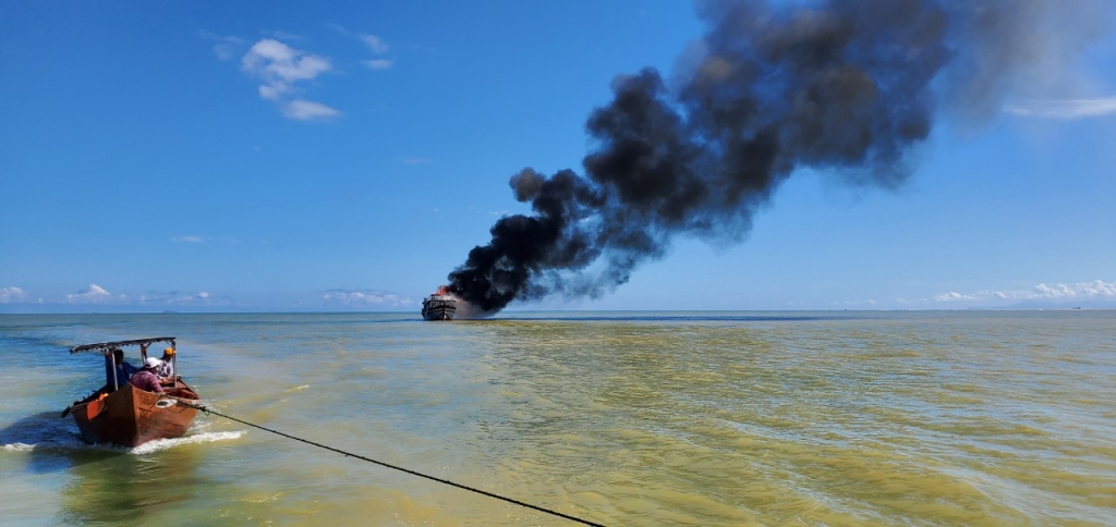 Quảng Nam: Cháy tàu trên biển, 18 người thoát chết trong gang tấc
