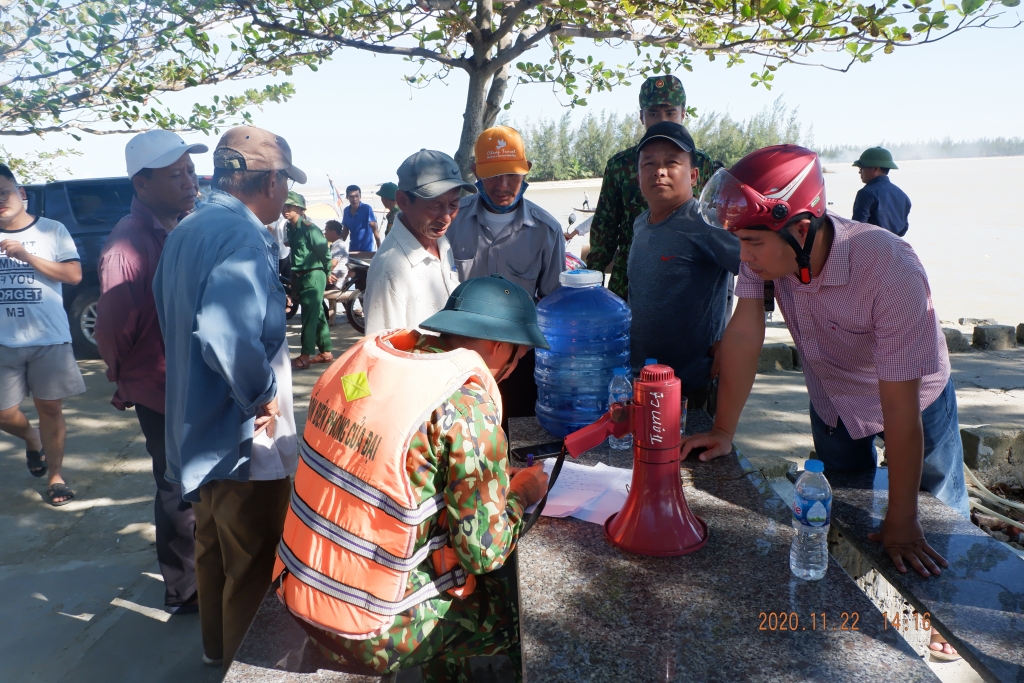 Quảng Nam: Cháy tàu trên biển, 18 người thoát chết trong gang tấc