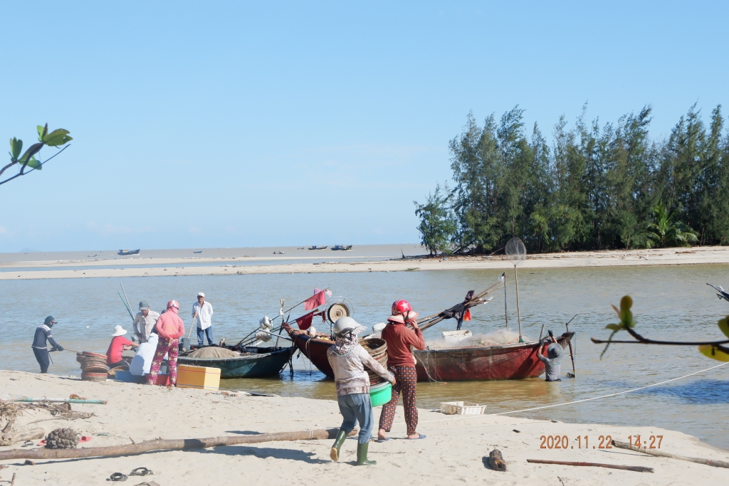 Quảng Nam: Cháy tàu trên biển, 18 người thoát chết trong gang tấc