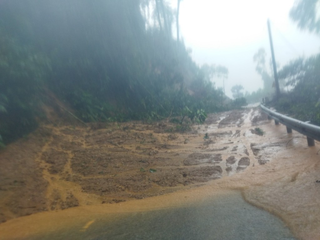 Quảng Nam: Mưa lớn kéo dài gây sạt lở hàng loạt khu vực miền núi