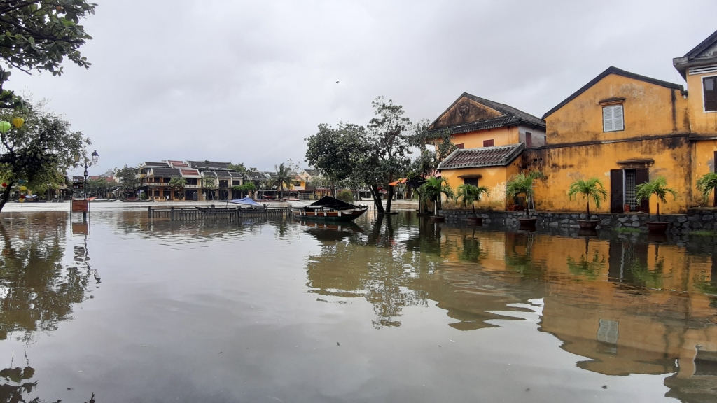 Quảng Nam: Phố cổ Hội An lại ngập trong nước lũ