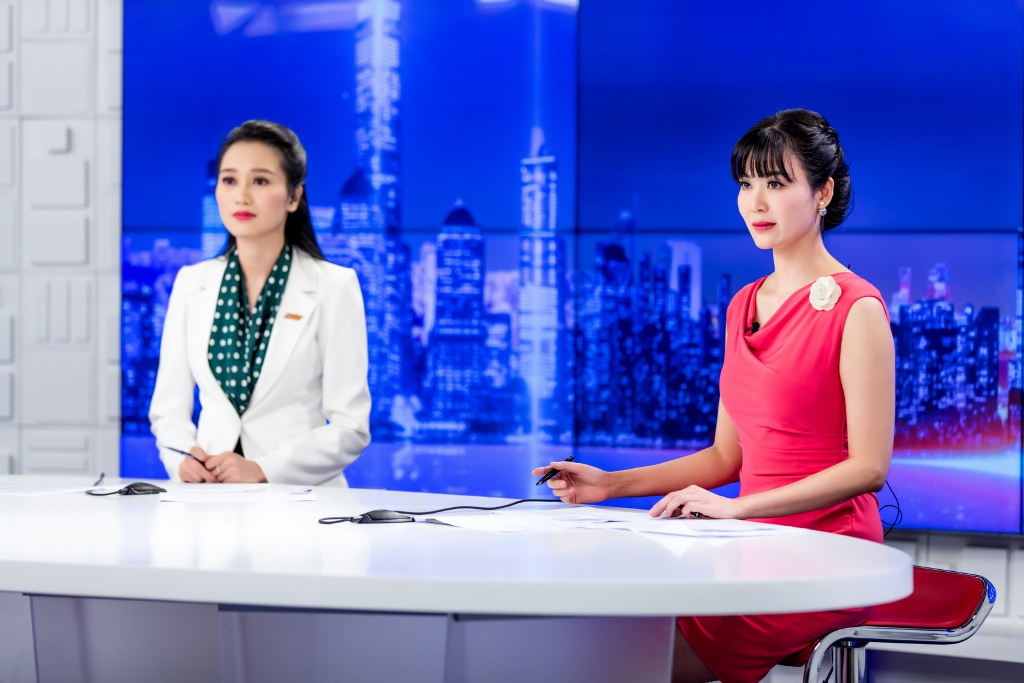 Hoa hậu Thu Thủy khoe nụ cười tỏa nắng trong vai trò MC An ninh toàn cảnh