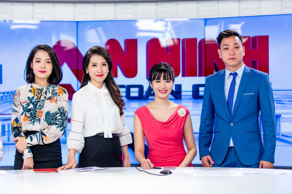 Hoa hậu Thu Thủy khoe nụ cười tỏa nắng trong vai trò MC An ninh toàn cảnh