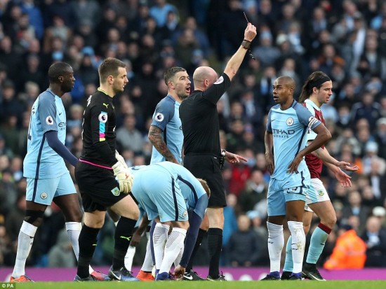 Vòng 20 Premier League: Thành Manchester và những chiếc thẻ đỏ