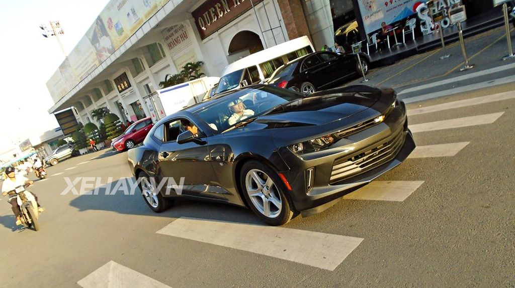 Sài Gòn: Bắt gặp Chevrolet Camaro 2017 dạo phố đầu năm