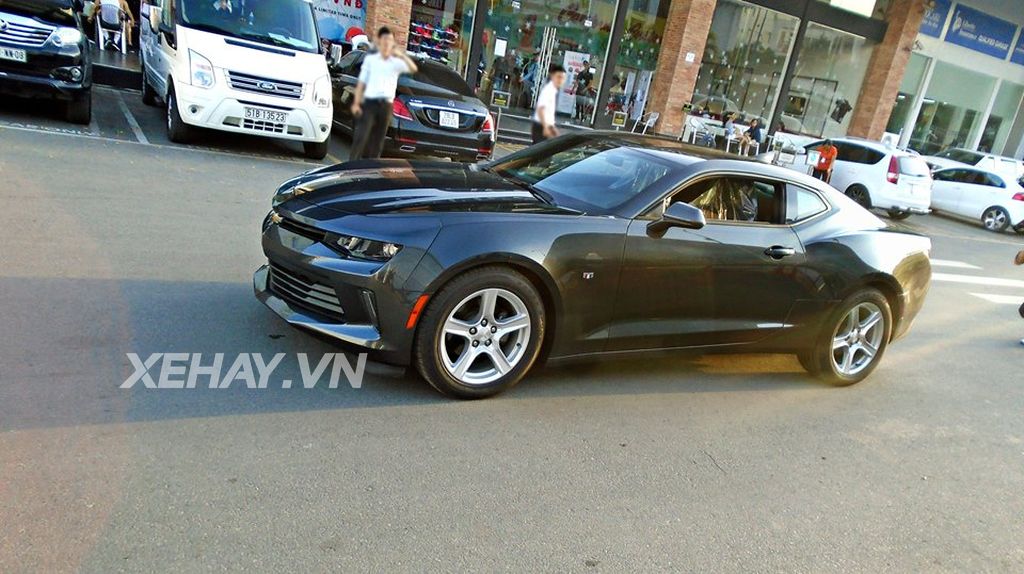 Sài Gòn: Bắt gặp Chevrolet Camaro 2017 dạo phố đầu năm