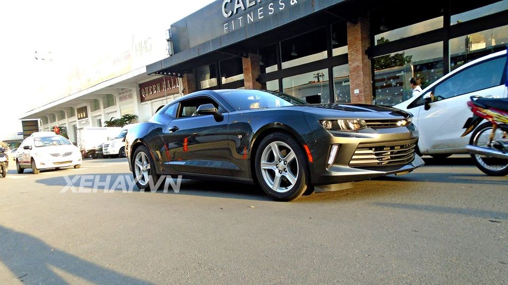 Sài Gòn: Bắt gặp Chevrolet Camaro 2017 dạo phố đầu năm