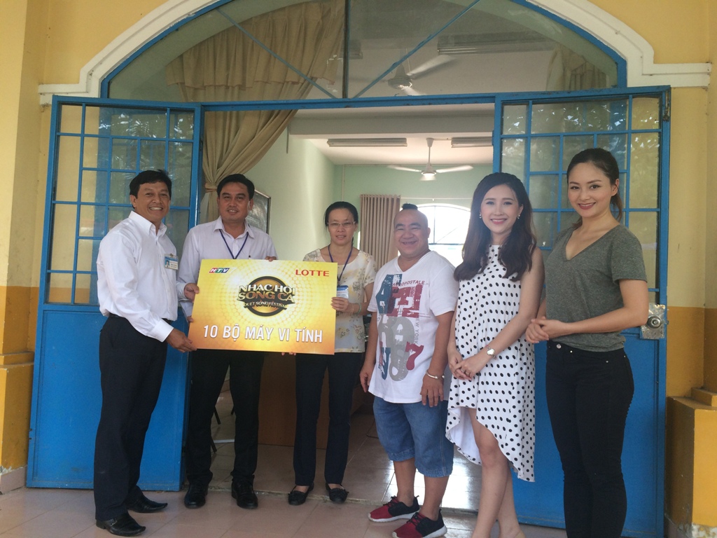Sao Nhạc hội Song ca Chia sẻ yêu thương với những hoàn cảnh khó khăn