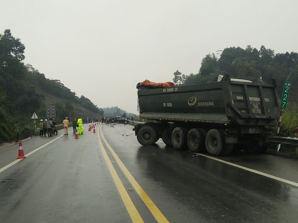 Va chạm với xe tải, lái xe Honda Civic tử vong trên đường cao tốc Hà Nội - Lào Cai