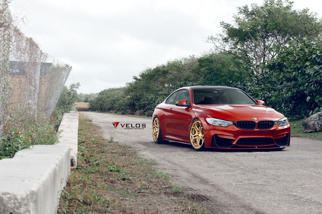 BMW M4 rực rỡ màu đỏ cam cùng bộ vành màu vàng