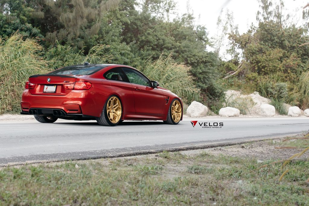 BMW M4 rực rỡ màu đỏ cam cùng bộ vành màu vàng
