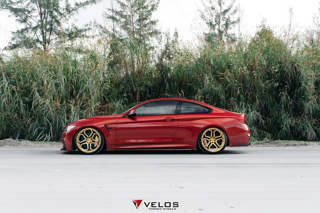 BMW M4 rực rỡ màu đỏ cam cùng bộ vành màu vàng