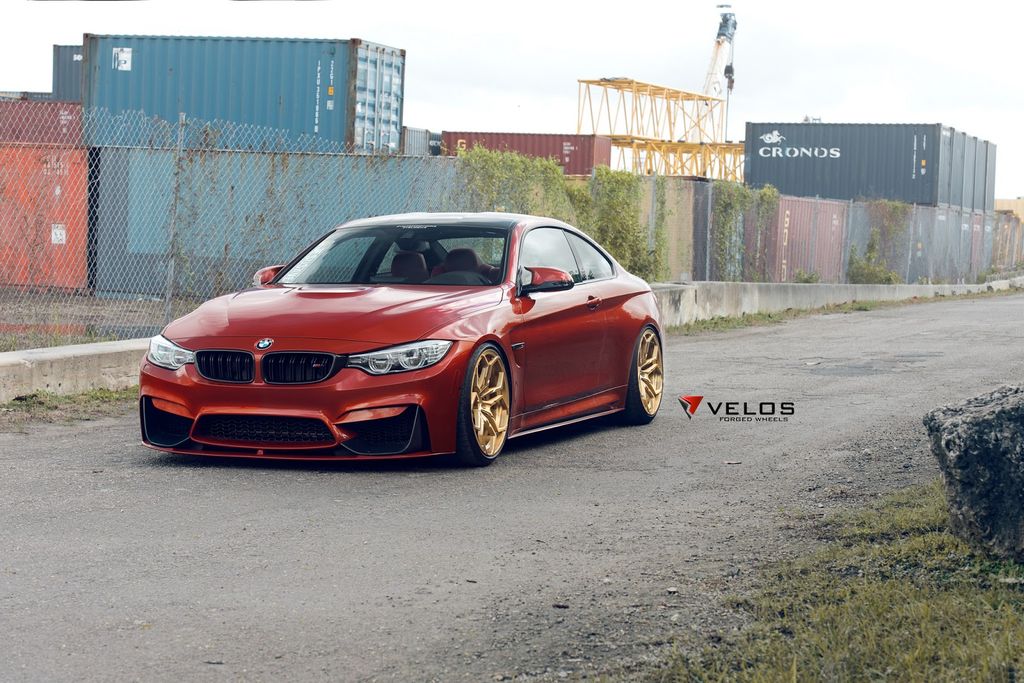 BMW M4 rực rỡ màu đỏ cam cùng bộ vành màu vàng