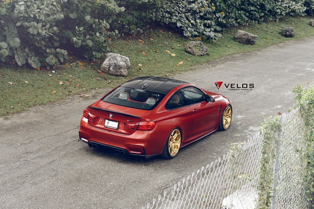 BMW M4 rực rỡ màu đỏ cam cùng bộ vành màu vàng