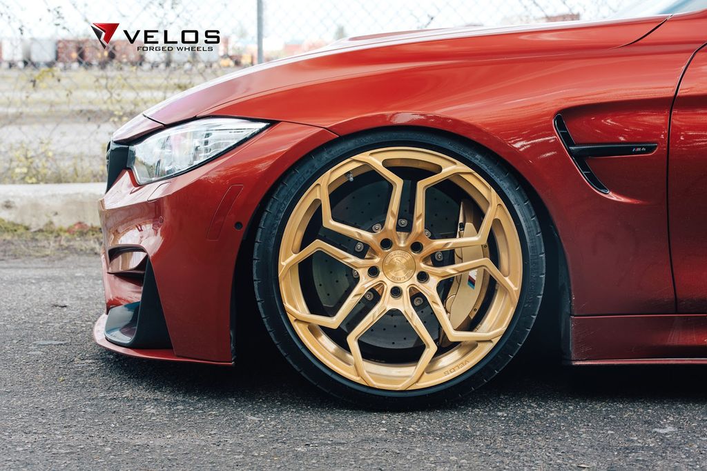 BMW M4 rực rỡ màu đỏ cam cùng bộ vành màu vàng