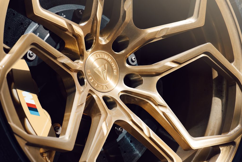 BMW M4 rực rỡ màu đỏ cam cùng bộ vành màu vàng