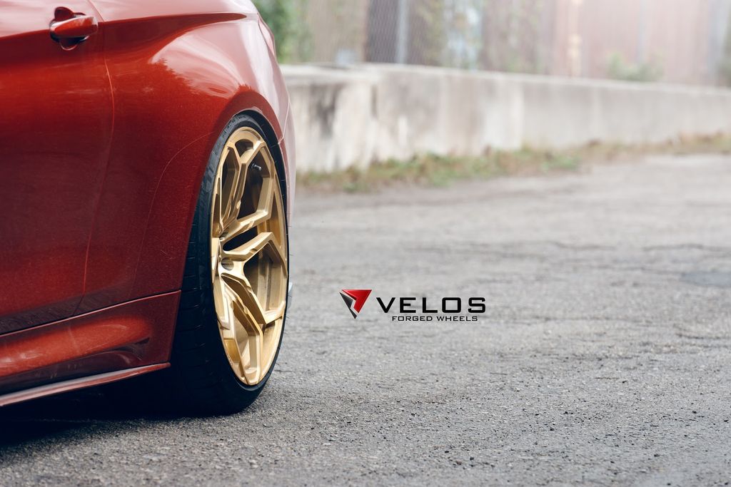 BMW M4 rực rỡ màu đỏ cam cùng bộ vành màu vàng