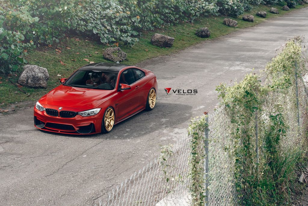 BMW M4 rực rỡ màu đỏ cam cùng bộ vành màu vàng