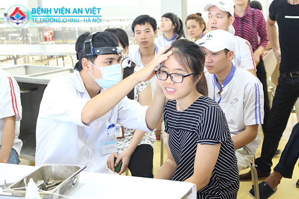 Tặng 200 máy trợ thính cho người dân