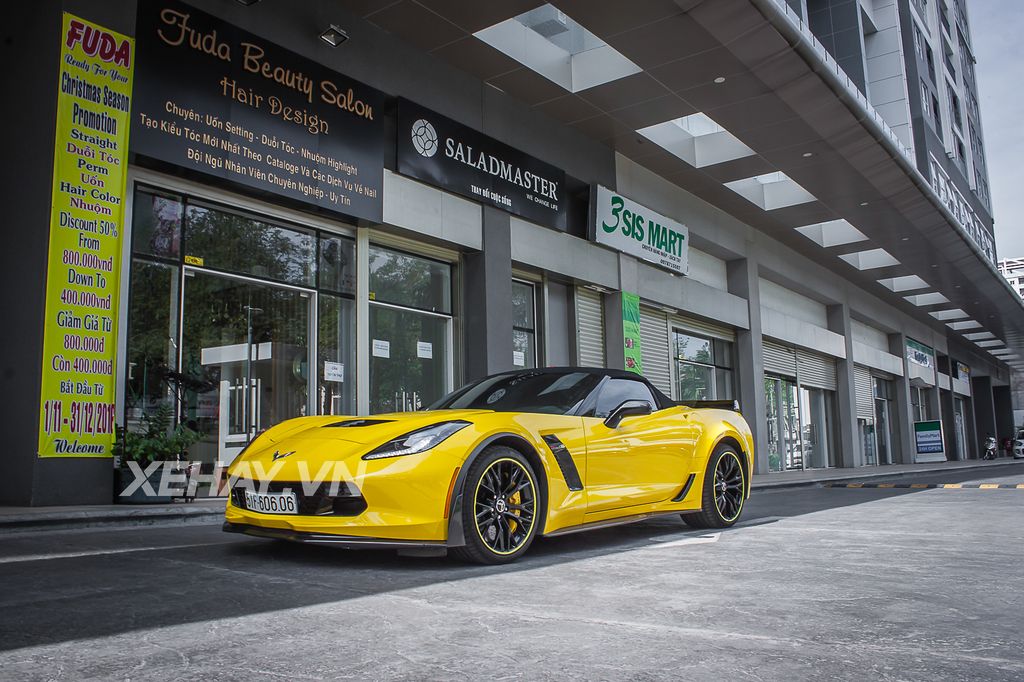 Sài Gòn: Chevrolet Corvette C7 Z06 lên đời pô Akrapovic chơi phố đầu năm