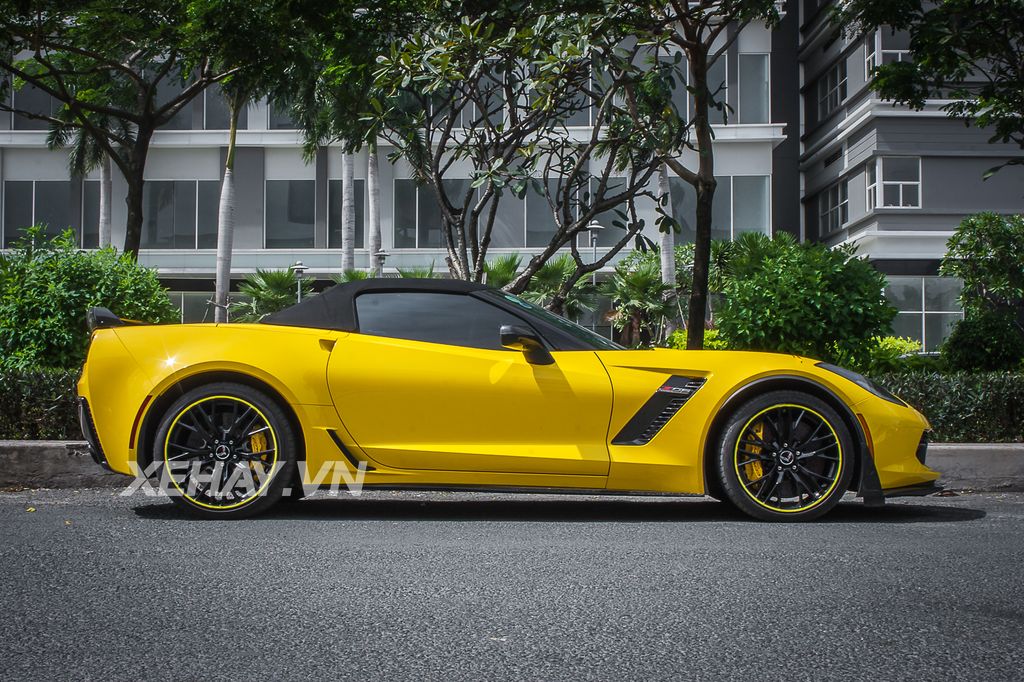 Sài Gòn: Chevrolet Corvette C7 Z06 lên đời pô Akrapovic chơi phố đầu năm