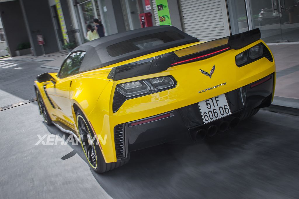 Sài Gòn: Chevrolet Corvette C7 Z06 lên đời pô Akrapovic chơi phố đầu năm
