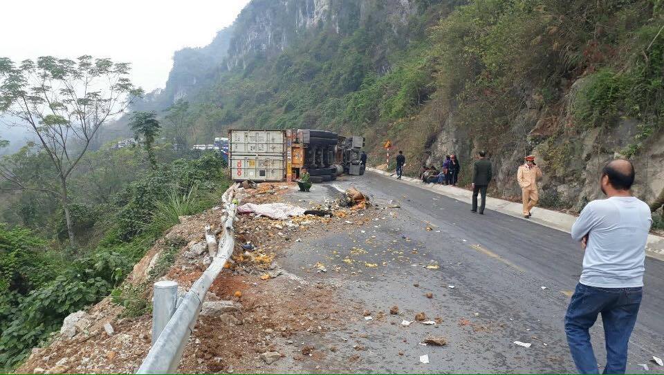 Lạng Sơn: Xe Container lật đè trúng xe máy khiến 2 người tử vong