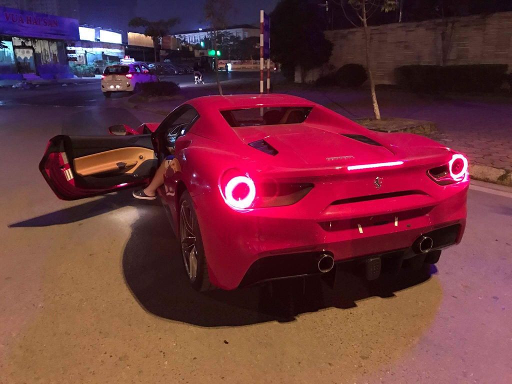Thêm một chiếc Ferrari 488 Spider được 