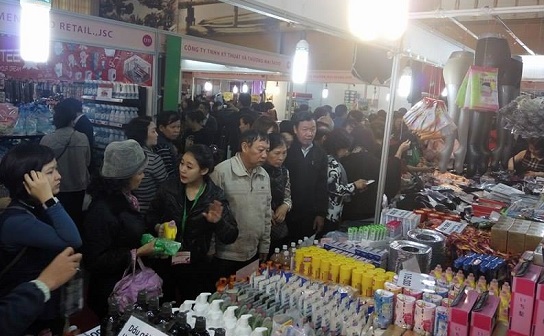 Người tiêu dùng ùn ùn kéo tới hội chợ Hàng tiêu dùng Nhật Bản ngay trong ngày khai mạc