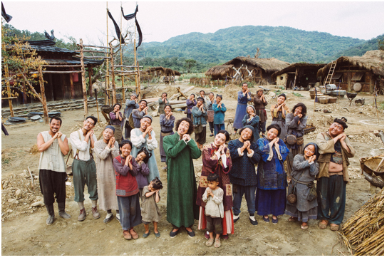 Thư Kỳ thành gái quê đẹp man dại trong phim bom tấn đầu năm 