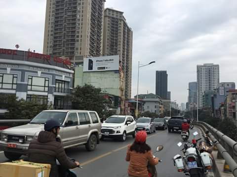 Hà Nội: Xe tay ga bốc cháy ngùn ngụt trên cầu vượt Lê Văn Lương