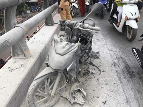 Hà Nội: Xe tay ga bốc cháy ngùn ngụt trên cầu vượt Lê Văn Lương