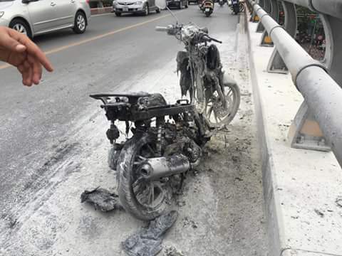 Hà Nội: Xe tay ga bốc cháy ngùn ngụt trên cầu vượt Lê Văn Lương