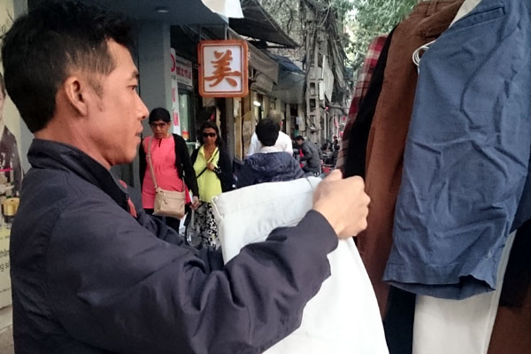 Những câu chuyện ấm lòng về tủ quần áo từ thiện “ai thiếu đến lấy”