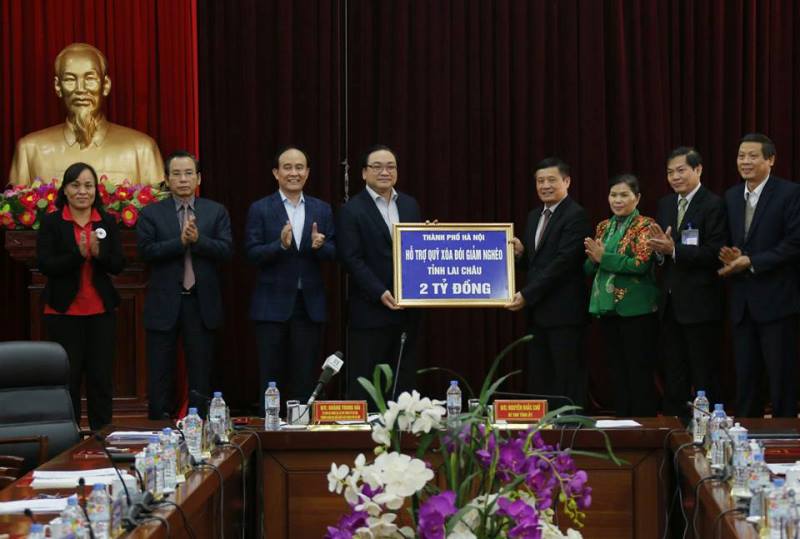 Bí thư Thành ủy Hà Nội Hoàng Trung Hải tặng quà đồng bào nghèo tỉnh Lai Châu