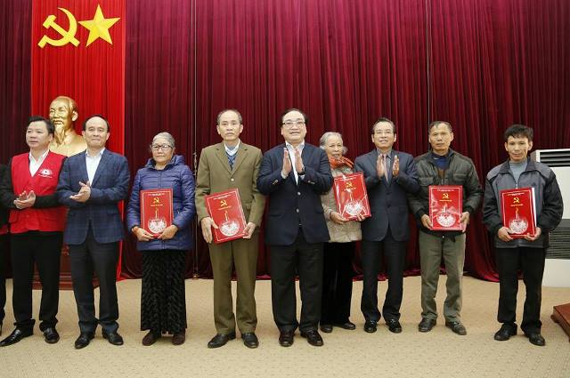 Bí thư Thành ủy Hà Nội Hoàng Trung Hải tặng quà đồng bào nghèo tỉnh Lai Châu