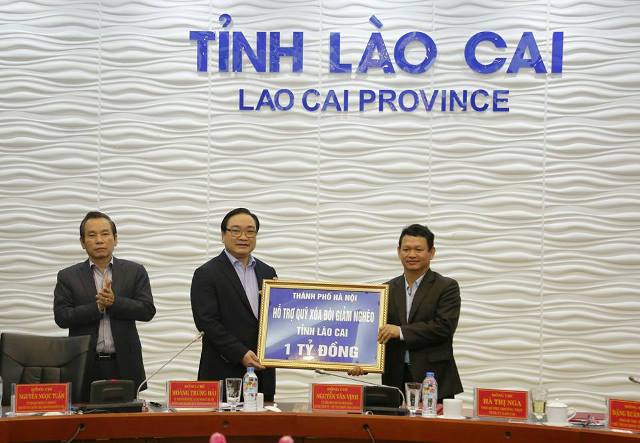 Bí thư Thành ủy Hoàng Trung Hải tặng quà Tết cho các hộ nghèo tỉnh Lào Cai