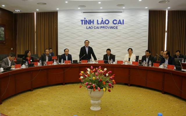 Bí thư Thành ủy Hoàng Trung Hải tặng quà Tết cho các hộ nghèo tỉnh Lào Cai