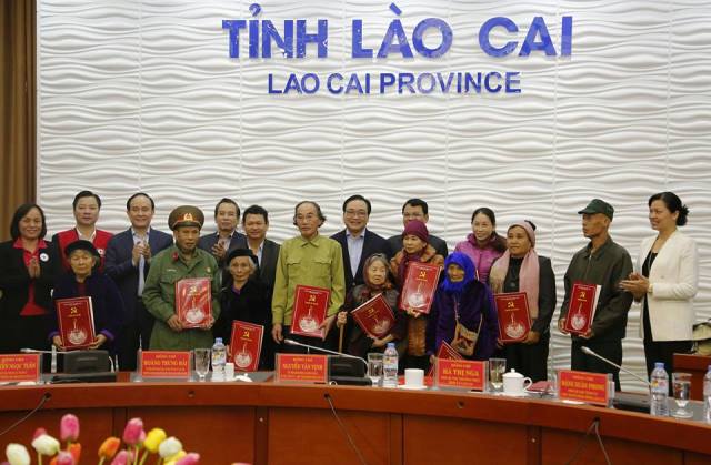 Bí thư Thành ủy Hoàng Trung Hải tặng quà Tết cho các hộ nghèo tỉnh Lào Cai