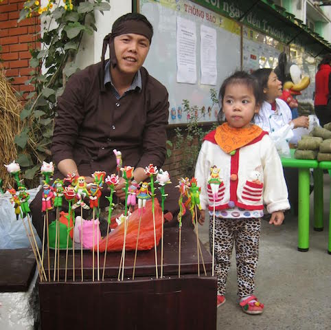 Chàng thanh niên kiếm tiền từ tò he