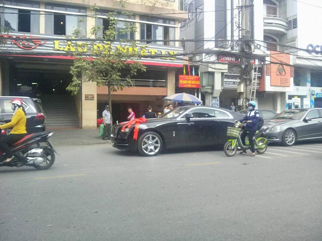 Hoa hậu Thu Ngân được chồng chưa cưới tặng Rolls Royce Wraith trị giá 35 tỷ đồng
