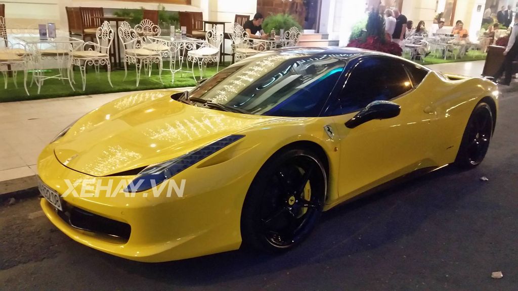 Sài Gòn: Chạm mặt Ferrari 458 Italia dạo phố cuối tuần
