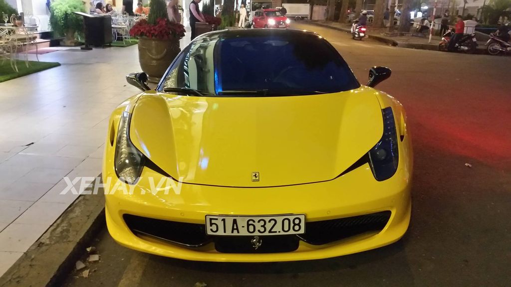 Sài Gòn: Chạm mặt Ferrari 458 Italia dạo phố cuối tuần