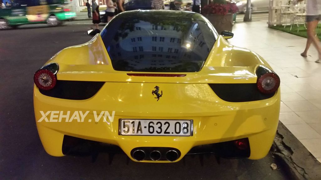 Sài Gòn: Chạm mặt Ferrari 458 Italia dạo phố cuối tuần
