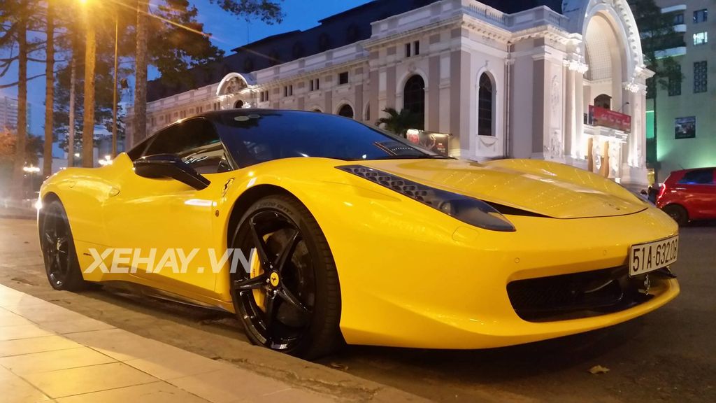 Sài Gòn: Chạm mặt Ferrari 458 Italia dạo phố cuối tuần