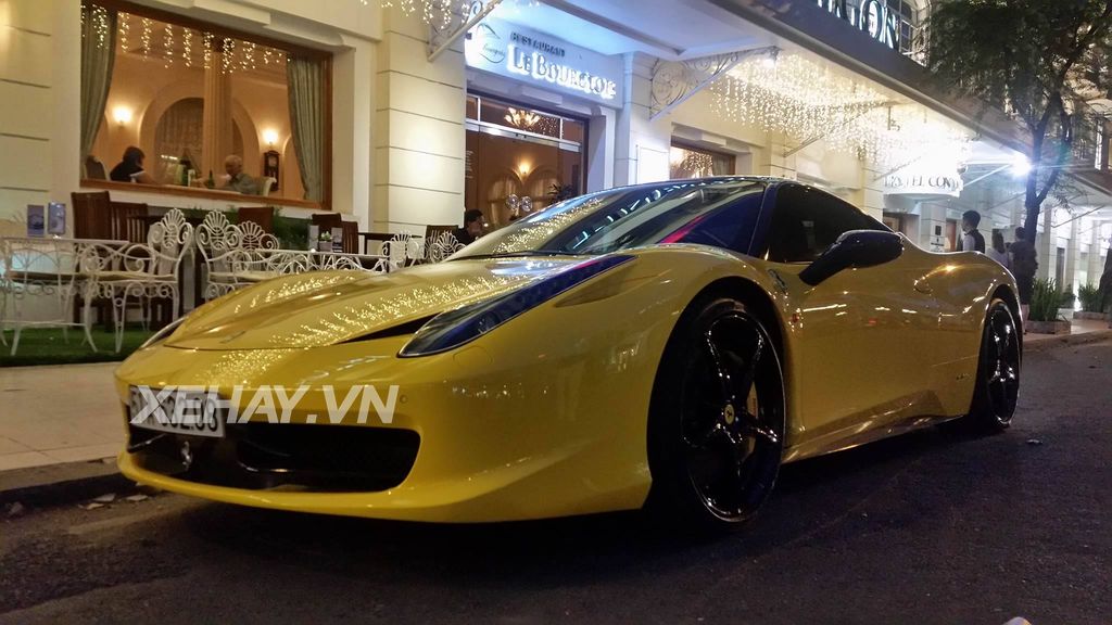 Sài Gòn: Chạm mặt Ferrari 458 Italia dạo phố cuối tuần