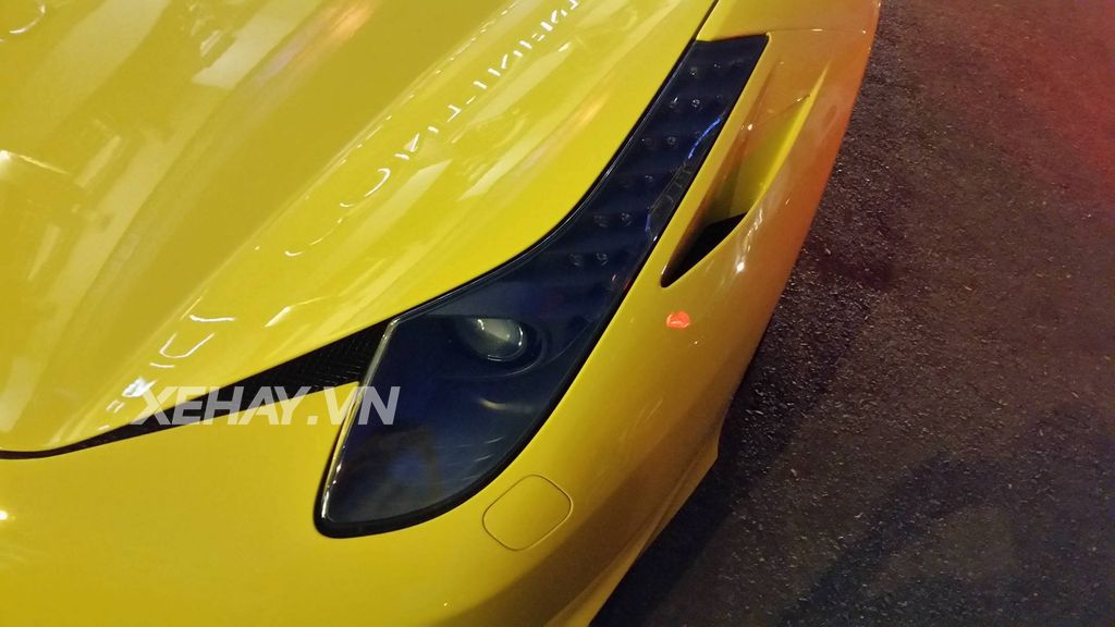 Sài Gòn: Chạm mặt Ferrari 458 Italia dạo phố cuối tuần