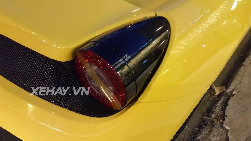 Sài Gòn: Chạm mặt Ferrari 458 Italia dạo phố cuối tuần