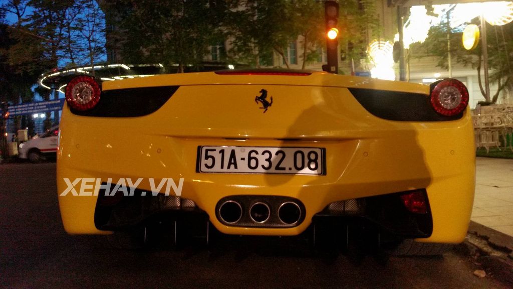 Sài Gòn: Chạm mặt Ferrari 458 Italia dạo phố cuối tuần