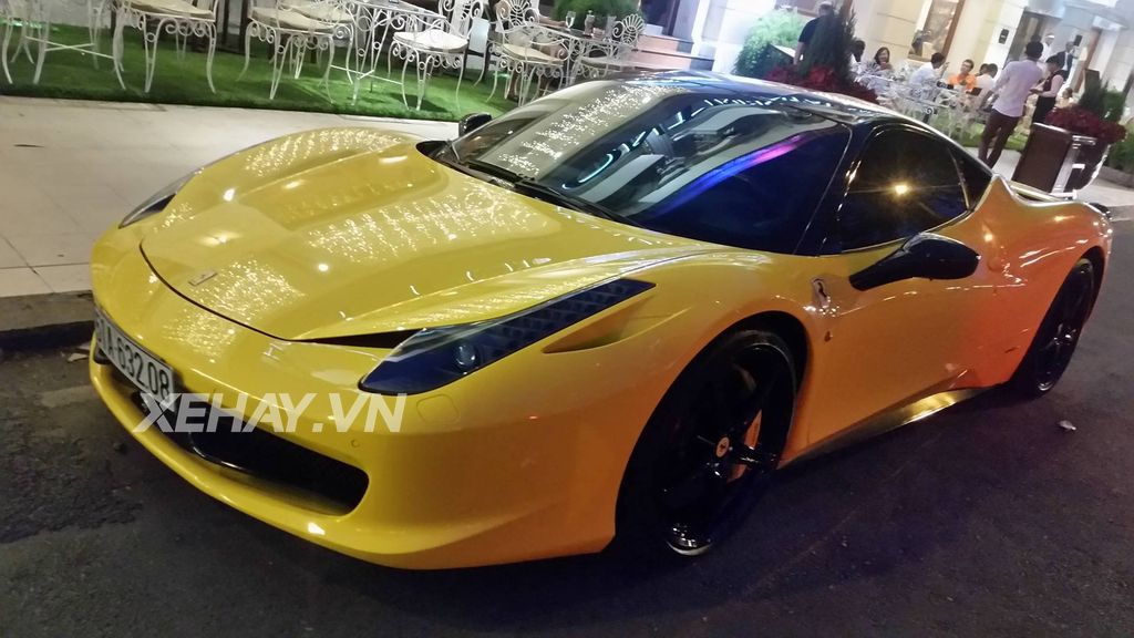 Sài Gòn: Chạm mặt Ferrari 458 Italia dạo phố cuối tuần